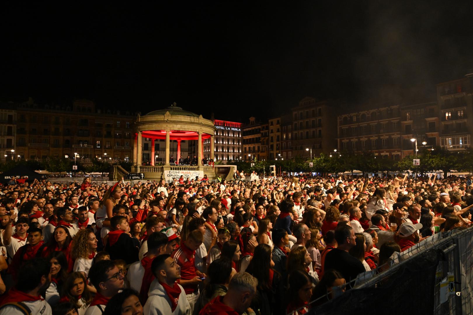 Los grupos especializados en hurtos buscan lugares con aglomeraciones, como los conciertos. En la imagen, el de este 6 de julio en la Plaza del Castillo