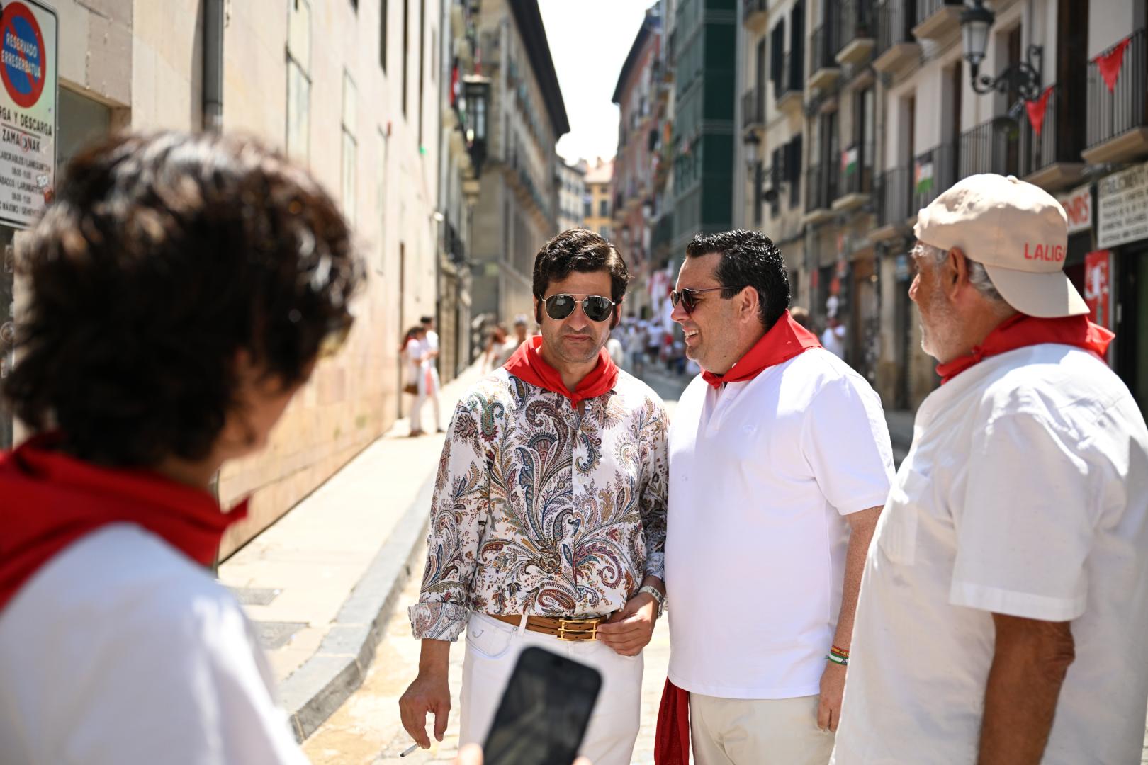 Morante, con unos aficionados, este viernes en las calles de Pamplona