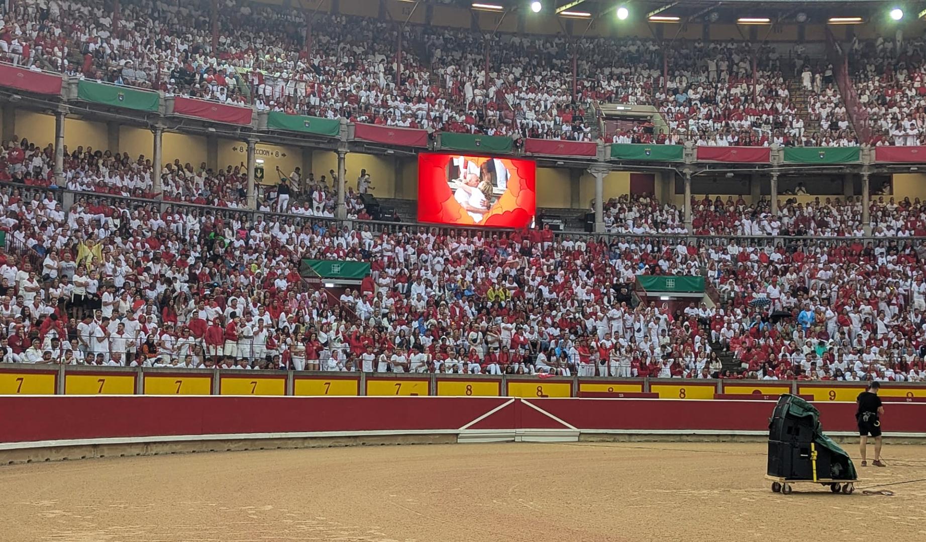 Besos robados con la kisscam de la plaza de toros antes del encierro del 12 de julio /