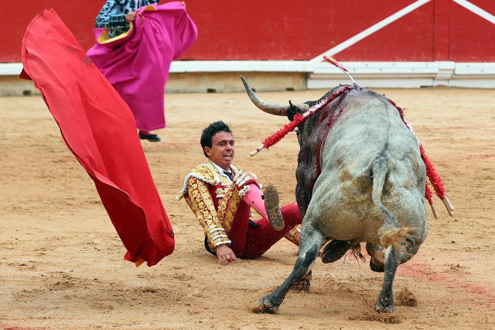Secuencia de imágenes del susto a Juan de Castilla en el tercer toro.