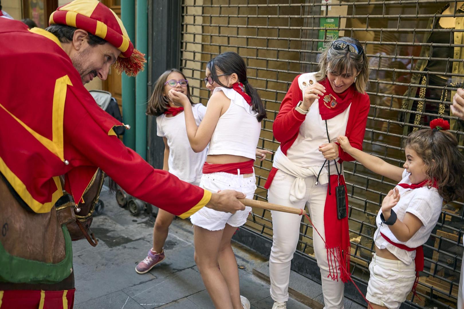 Fotos de la salida de la Comparsa de Gigantes y Cabezudos este 14 de julio de San Fermín 2025.