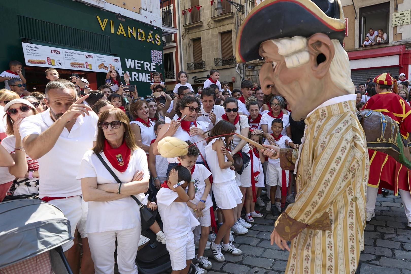 Fotos de la salida de la Comparsa de Gigantes y Cabezudos este 14 de julio de San Fermín 2025.