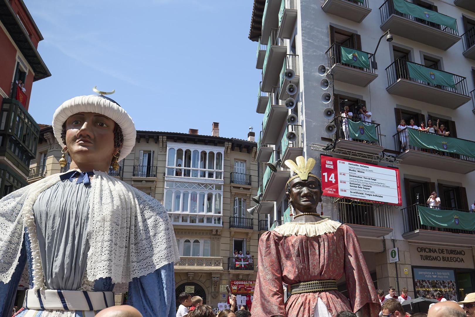 Fotos de la salida de la Comparsa de Gigantes y Cabezudos este 14 de julio de San Fermín 2025.