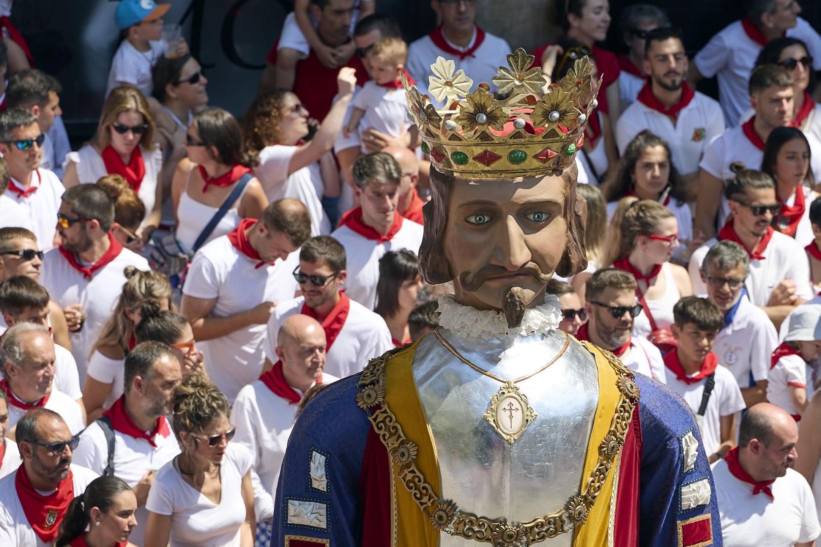 Fotos de la salida de la Comparsa de Gigantes y Cabezudos este 14 de julio de San Fermín 2025.