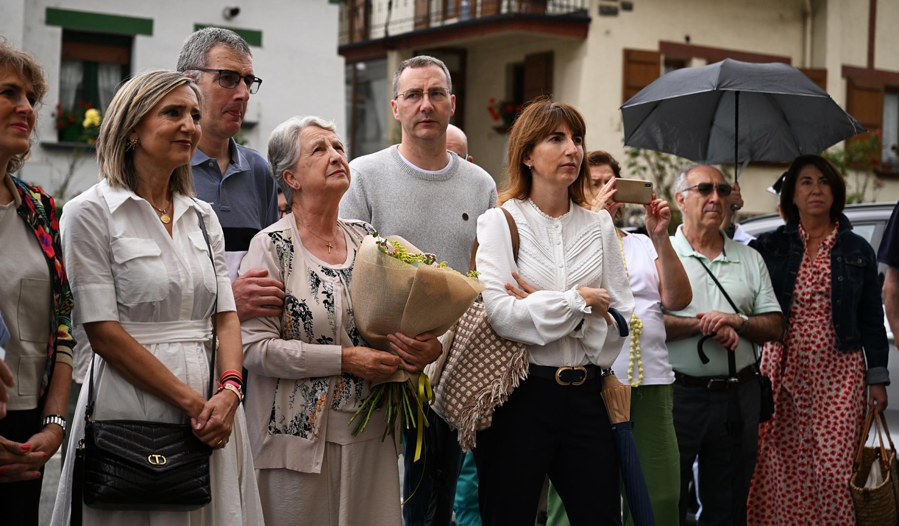 En el centro de la imagen, Reyes Zubeldia, viuda de José Javier Múgica, junto a sus hijos Francisco Javier, Daniel y Raquel, y la presidenta de UPN, Cristina Ibarrola /