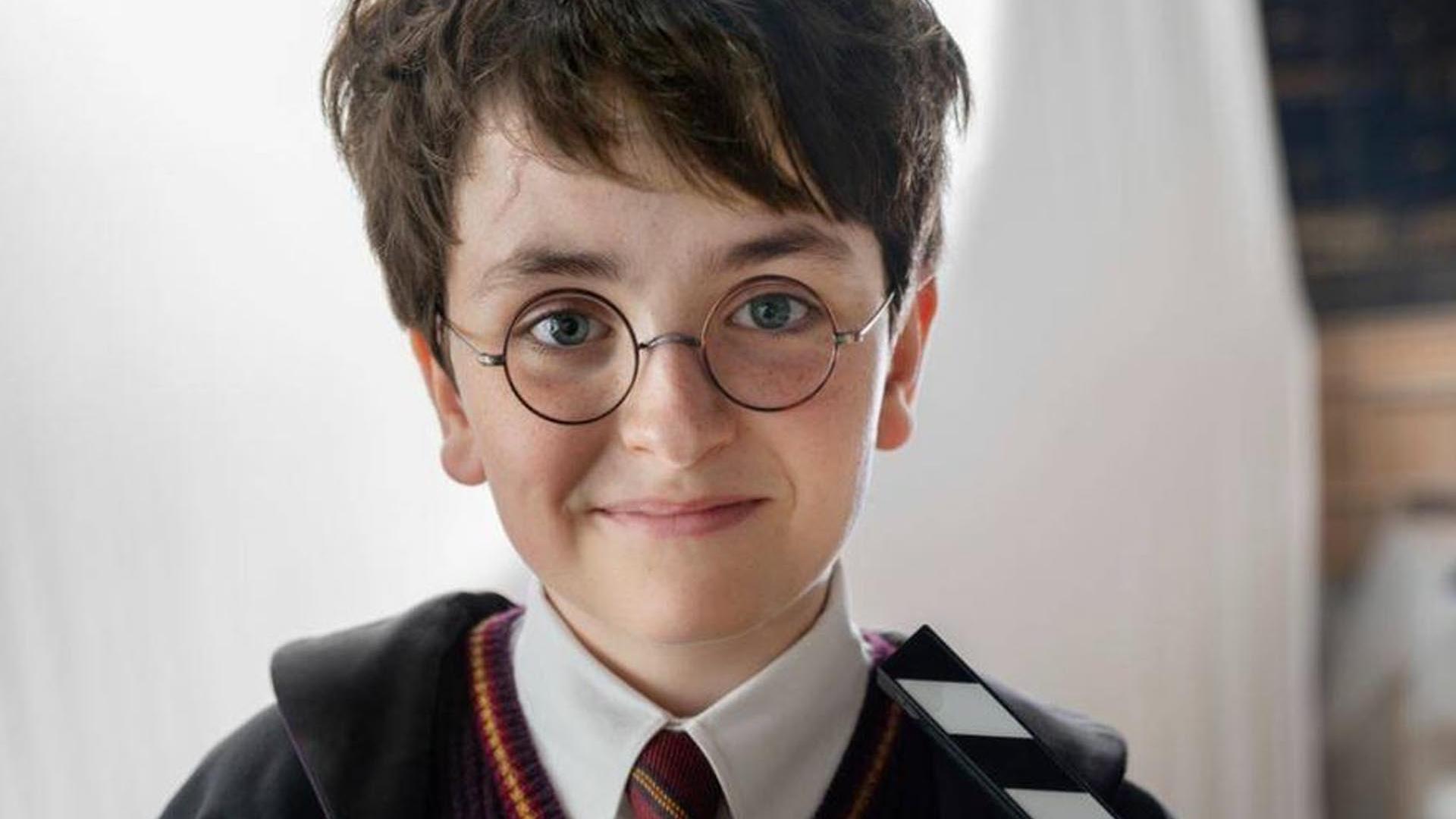 Primera imagen de Dominic McLaughlin caracterizado como Harry Potter