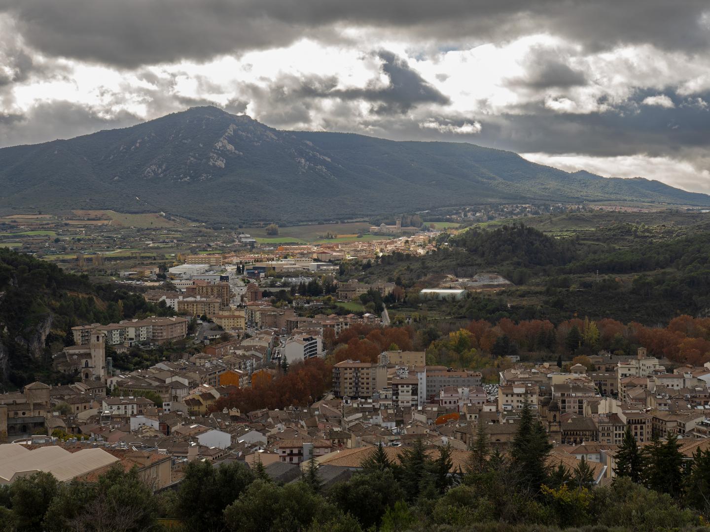 Panorámica de Estella con Ayegui y Montejurra al fondo, términos municipales en los que se plantea el proyecto minero Solana.
