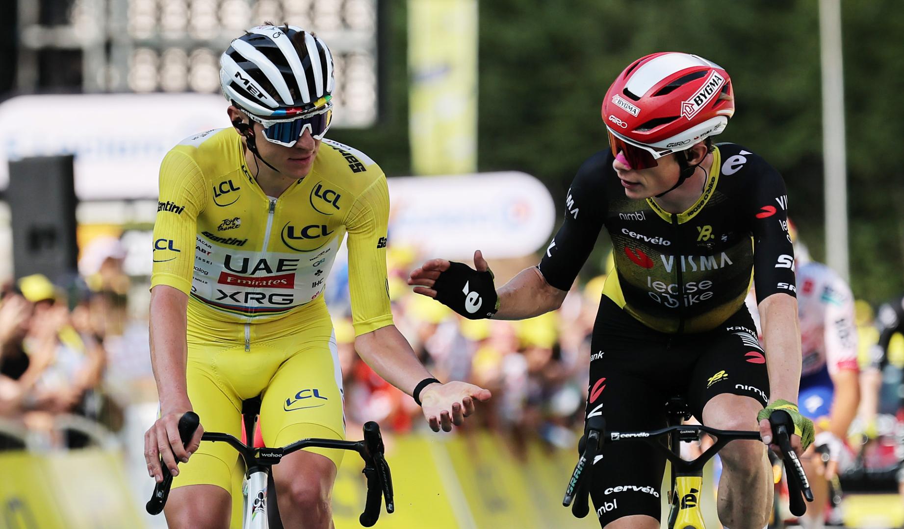 Tadej Pogacar (izda.) y Jonas Vingegaard chocan las manos tras cruzar la meta de la décima etapa del Tur 2025 en Le Mont Dore Puy de Sancy /