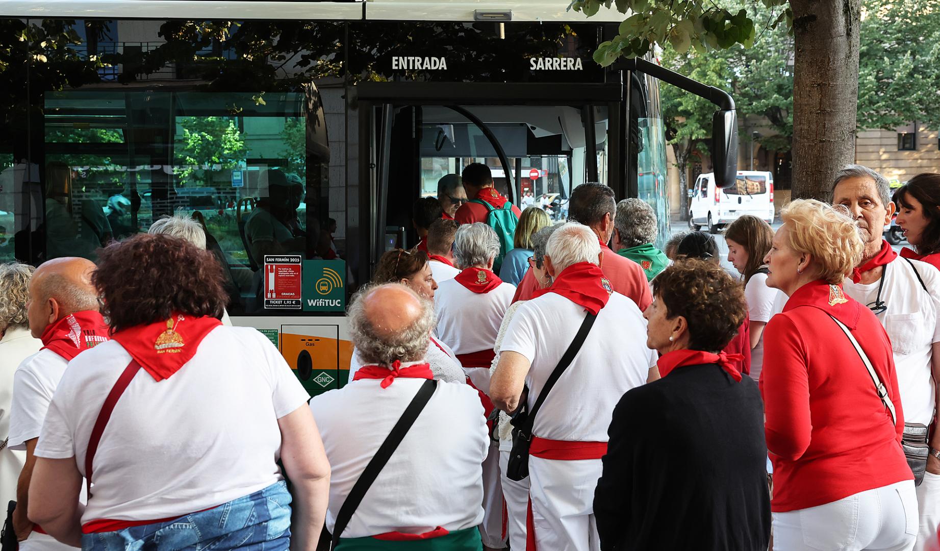 Varias personas esperan para acceder a una de las villavesas el pasado 9 de julio /