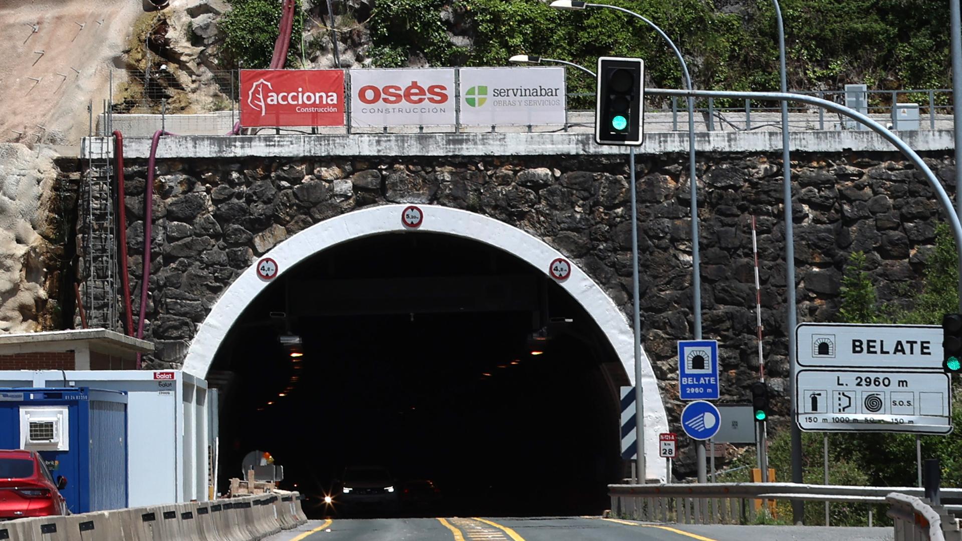 Vehículos circulando por el túnel de Belate, el pasado 18 de junio