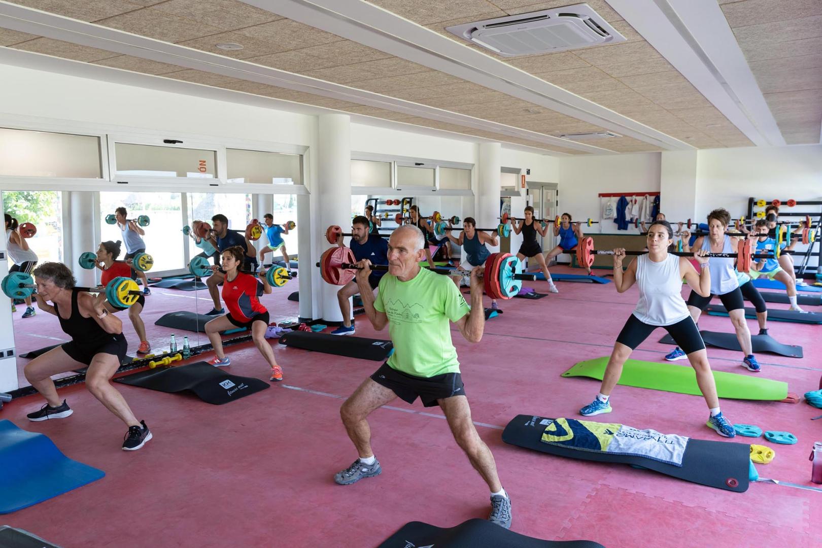 Vecinos de Fontellas, en el gimnasio del complejo municipal.
