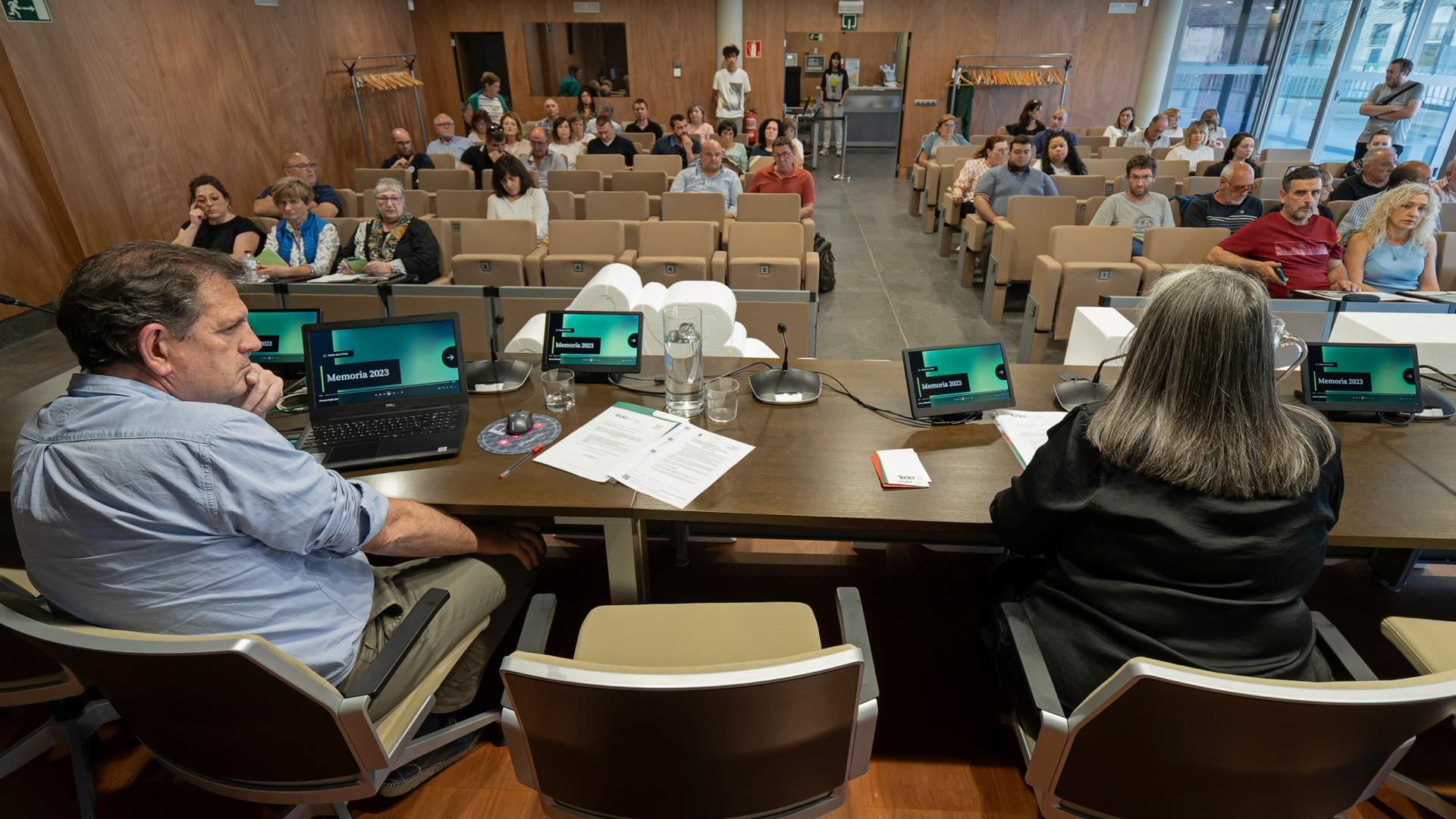 Íñigo Nagore (gerente) y Carmen Puerta (presidenta) se dirigen a la asamblea de Teder en una imagen de archivo.