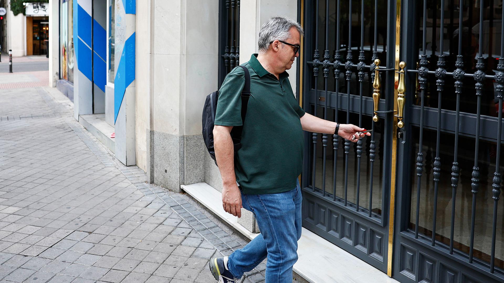 El exsecretario de Organización del PSOE Santos Cerdán a su entrada a su domicilio en Madrid el pasado mes de junio /
