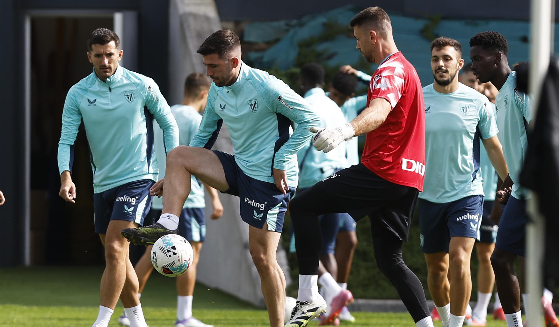 Jesús Areso trata de evitar que Unai Simón le quite el esférico durante le entrenamiento de este viernes en Lezama