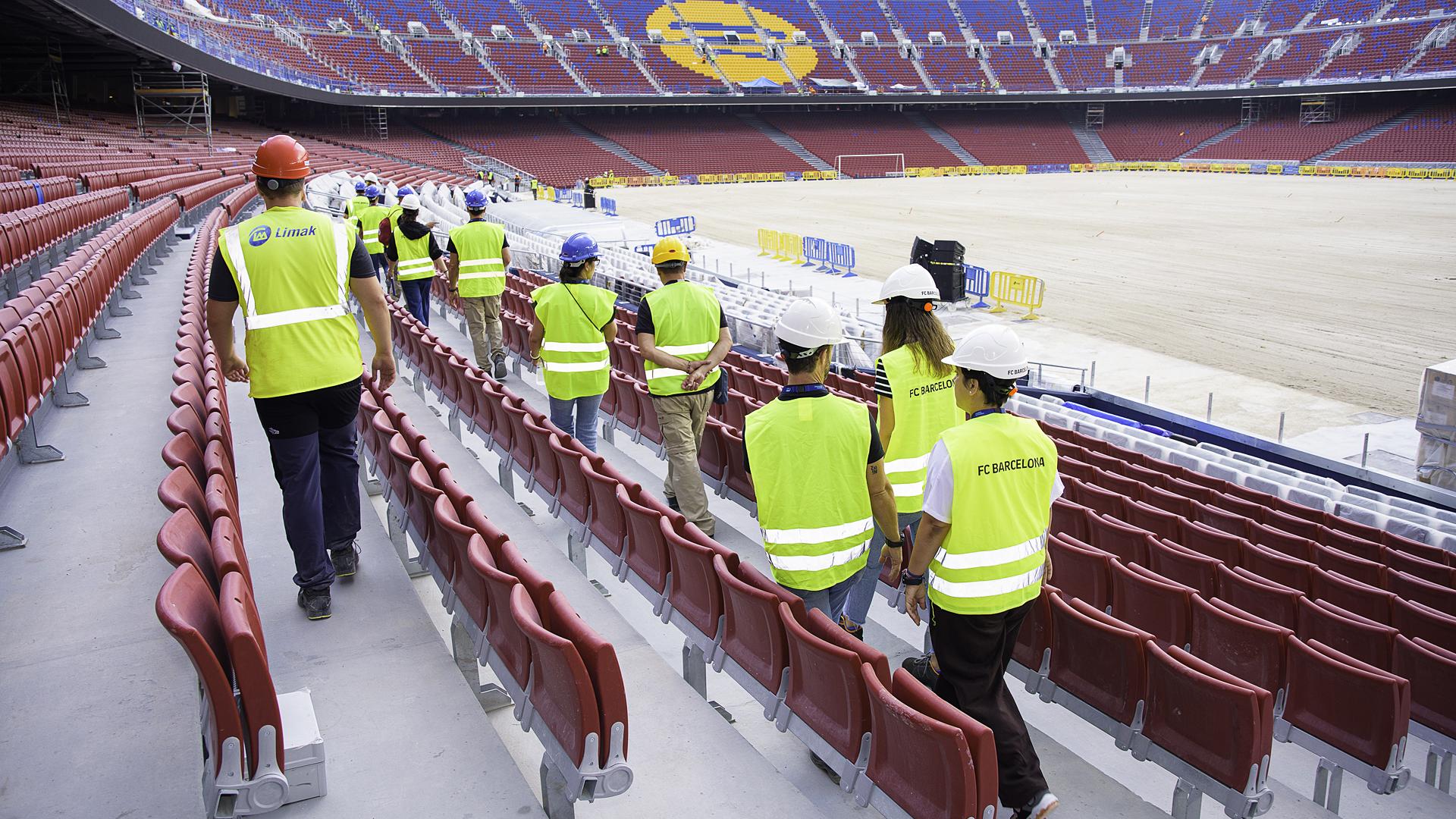Varias personas caminan por las gradas del Spotify Camp Nou durante las pruebas efectuadas este lunes 28 de julio /