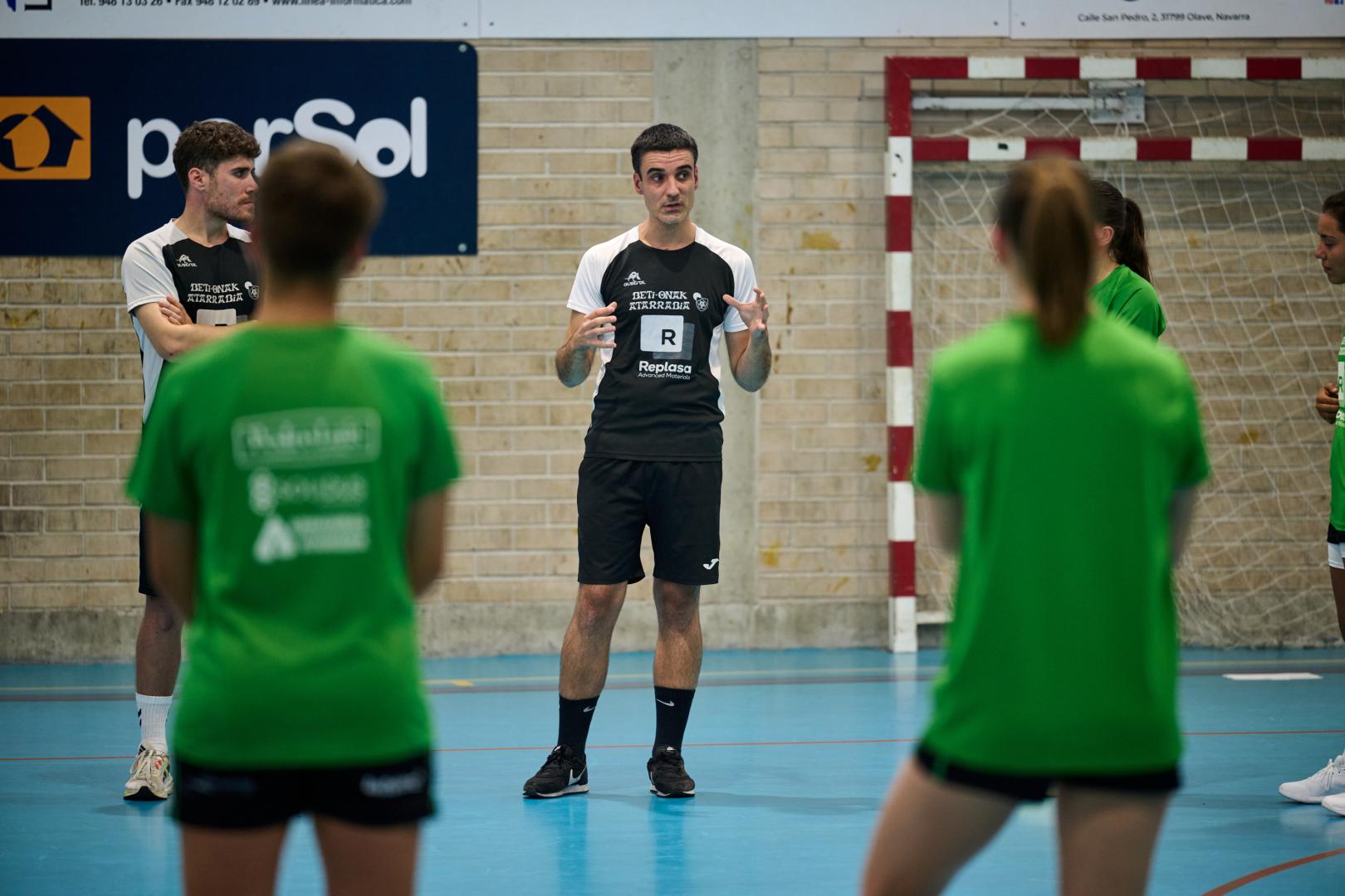 Miguel Etxeberria, dirigiéndose a sus jugadoras en la primera sesión de pretemporada