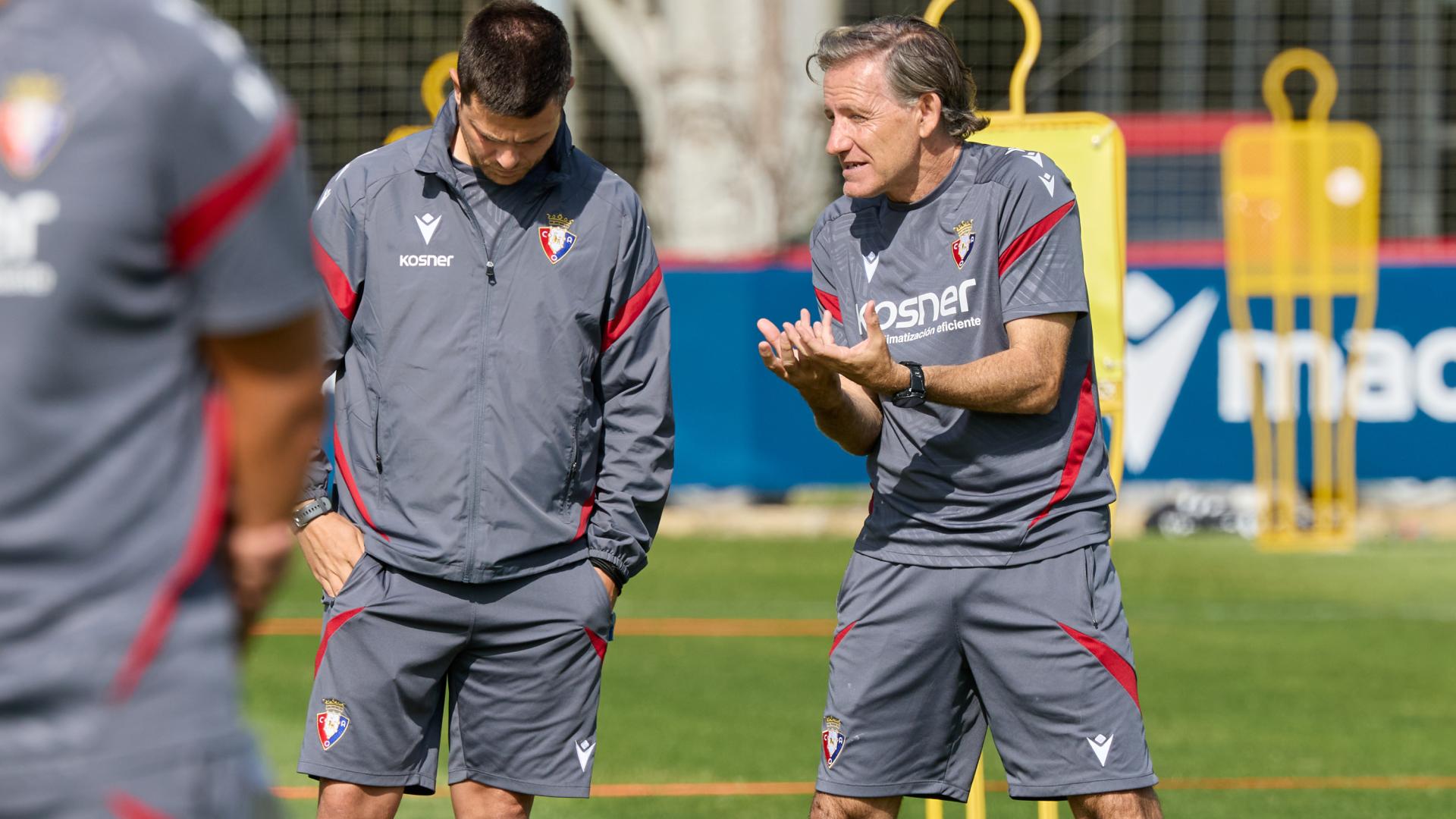 Chema Sanz, segundo entrenador, conversa con Alessio Lisci