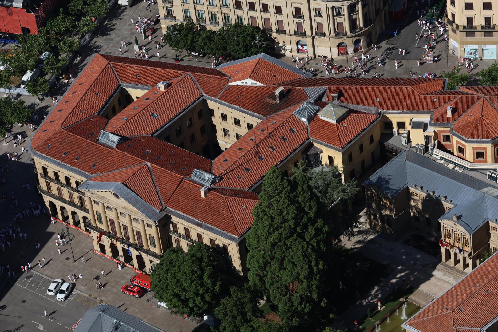 Imagen aérea del Palacio de Navarra, tomada el 8 de julio, con Carlos III al fondo y en primer plano la Avenida de San Ignacio
