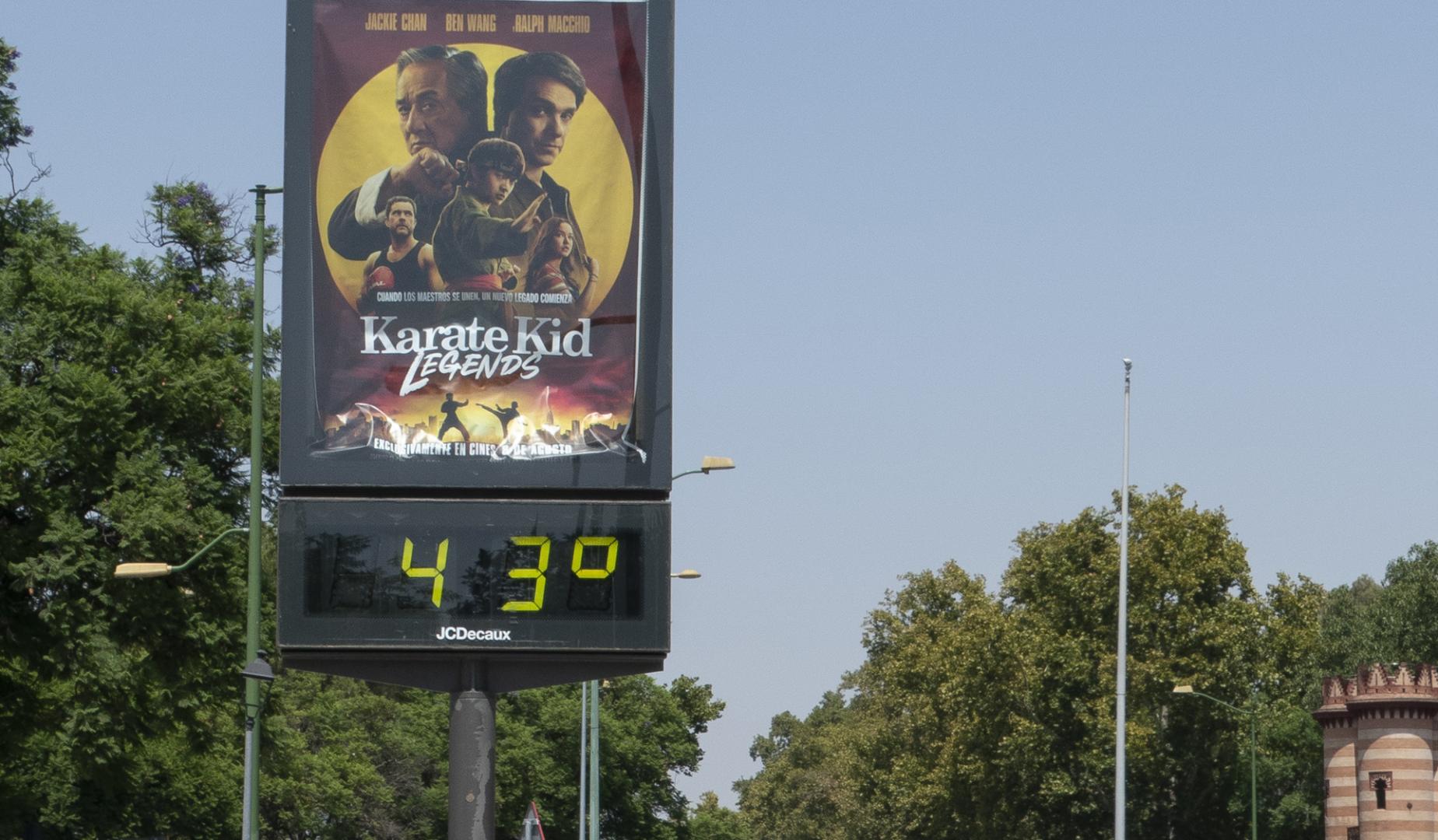 La sensación del octavo día de la ola de calor sigue siendo sofocante, con temperaturas máximas que en algunos puntos sobrepasan los 40 grados. En la imagen, un termómetro en una calle de Sevilla