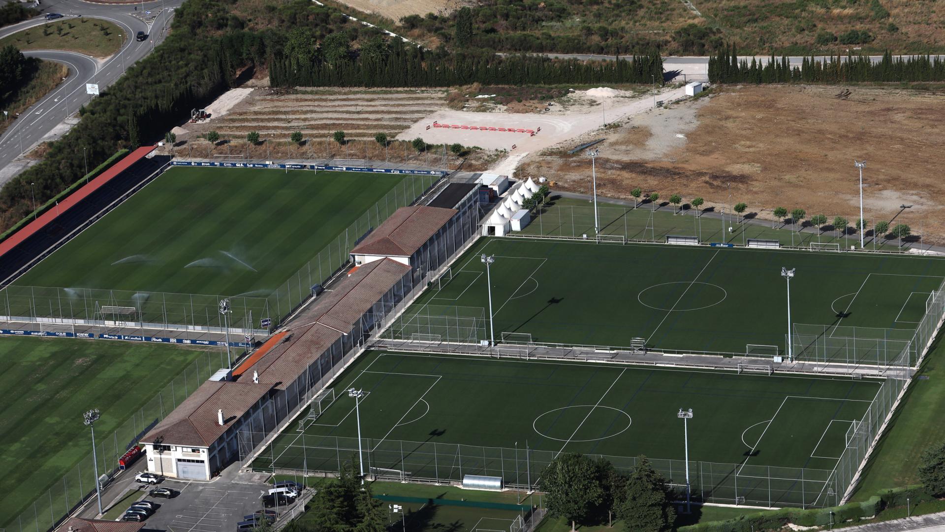 Una vista aérea de las instalaciones de Tajonar tomada este verano. Al fondo, los terrenos donde se están construyendo los primeros campos nuevos de la ampliación