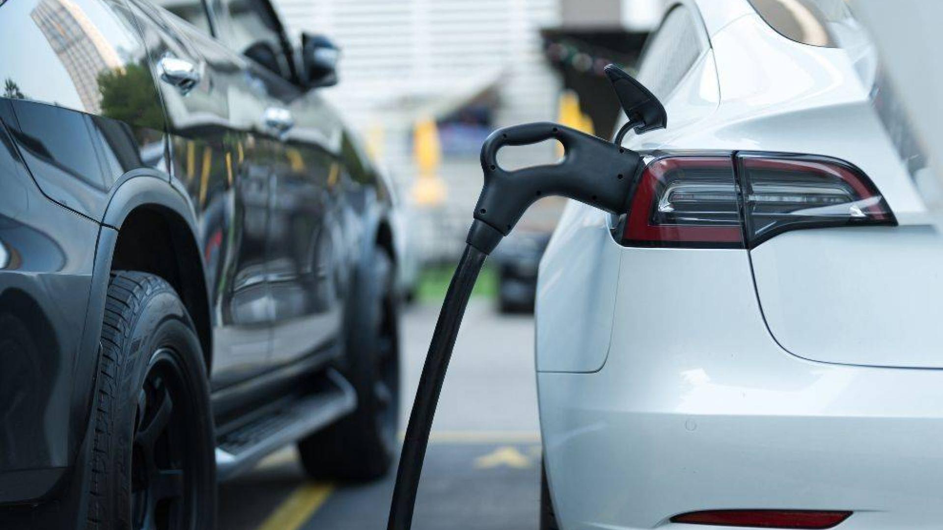 Un coche eléctrico recarga su batería