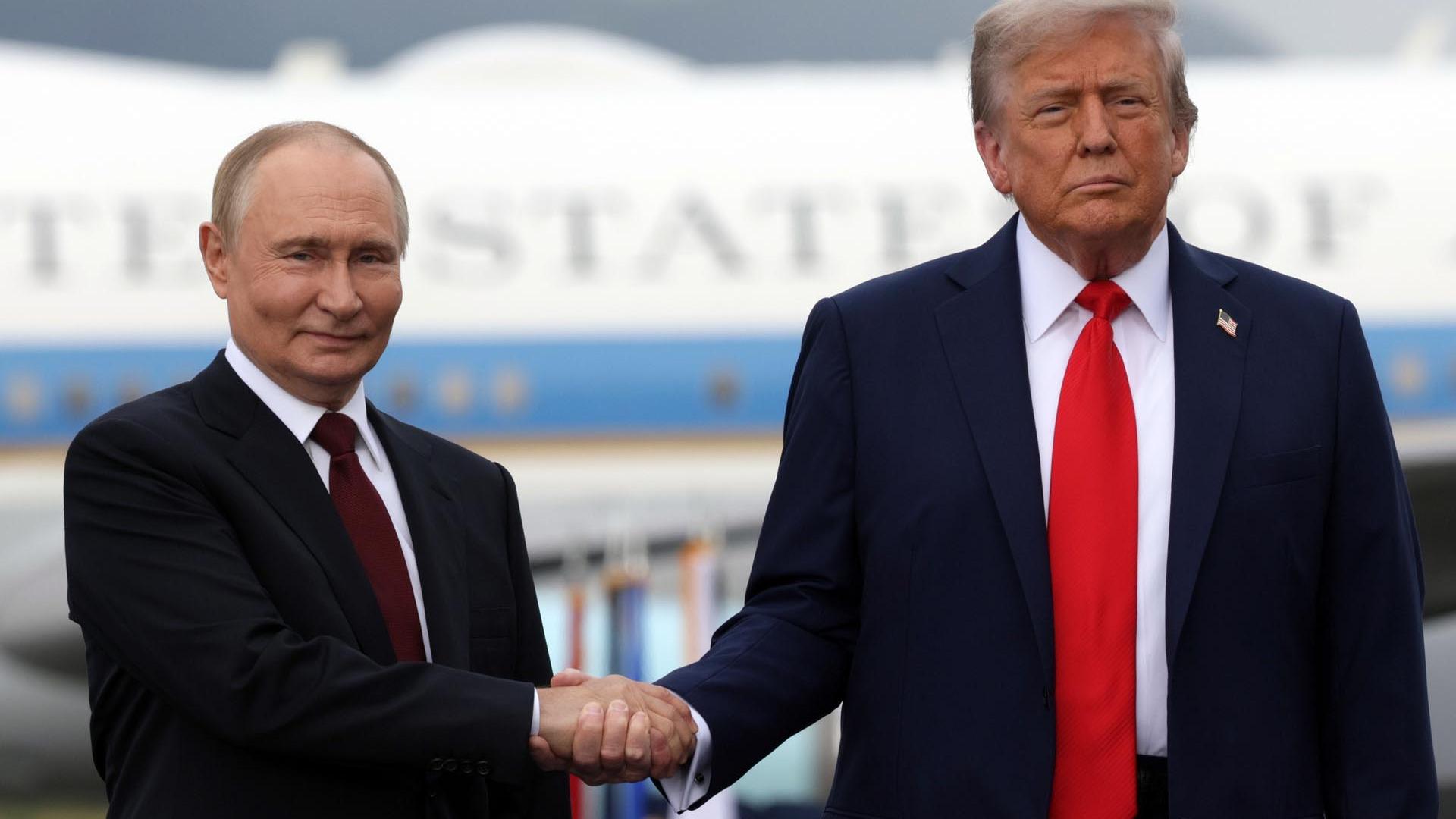 Putin y Trump se saludan a la llegada del mandatario ruso a Anchorage