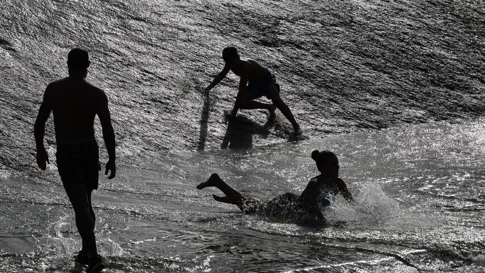 Bañistas en el río Arga, una forma de combatir los más de 40 grados que se han alcanzado hoy en Pamplona.