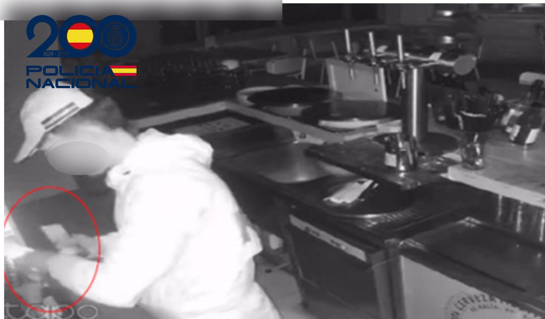 El detenido en el momento en el que robó la mochila en un bar del Casco Viejo de Pamplona