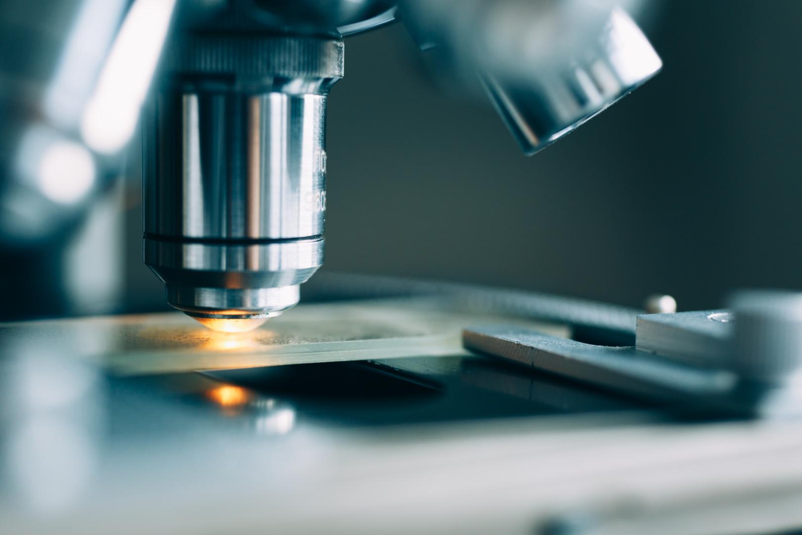 Un microscopio en un laboratorio