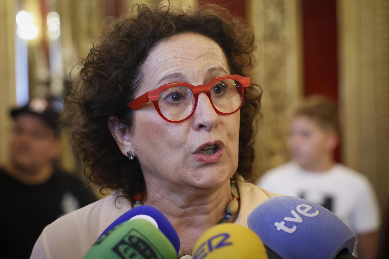 La consejera de Derechos Sociales, Carmen Maeztu, atiende a los medios este martes en el Palacio de Navarra