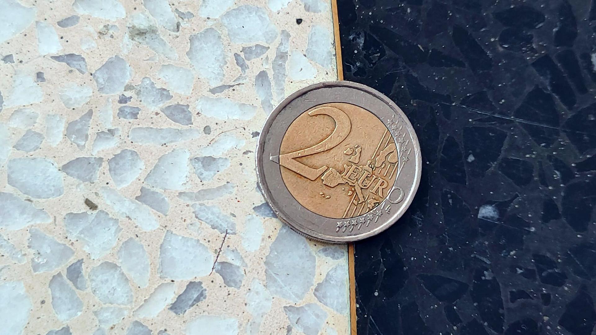Moneda de 2 euros con el primer mapa de Europa