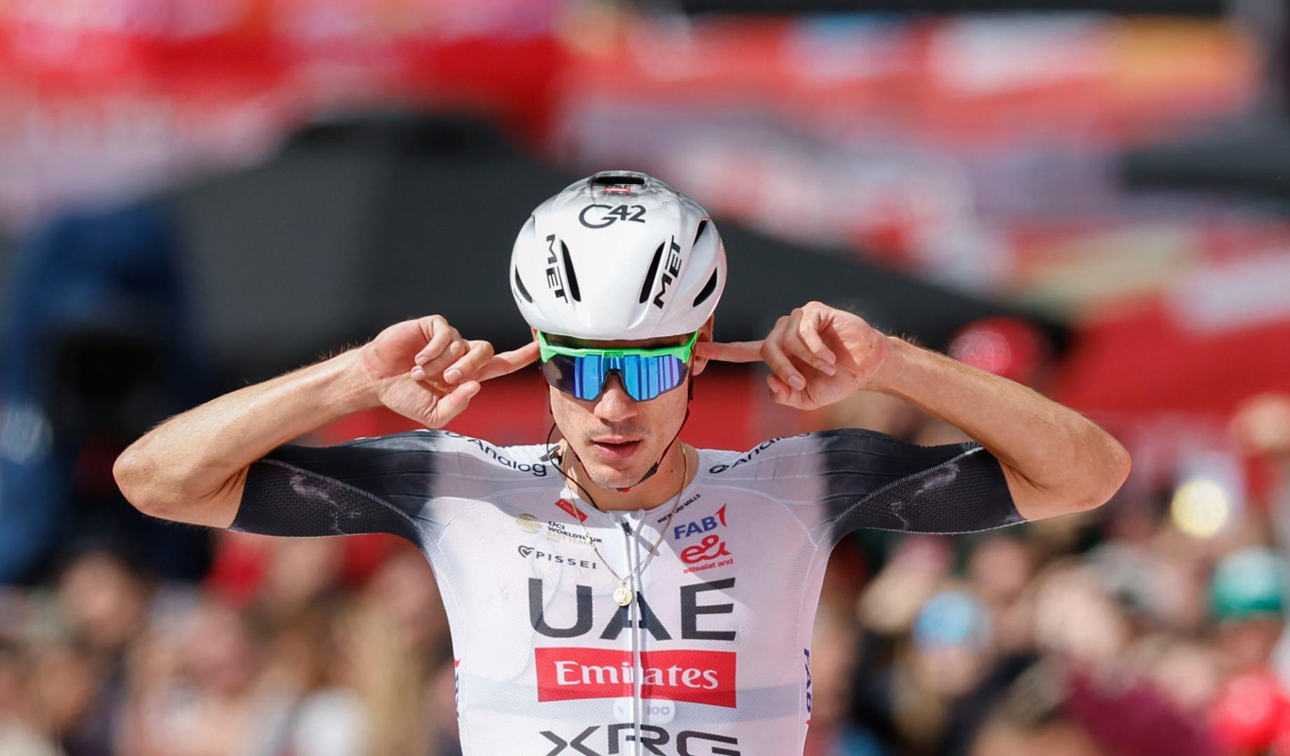 El ciclista español del Emirates UAE Juan Ayuso celebra su victoria en la séptima etapa de la Vuelta Ciclista a España