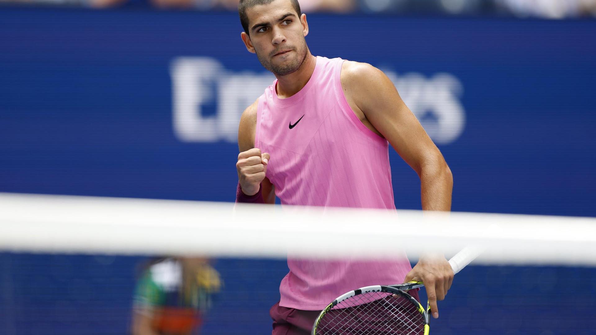 Alcaraz celebra un tanto en el partido ante Darderi en el US Open