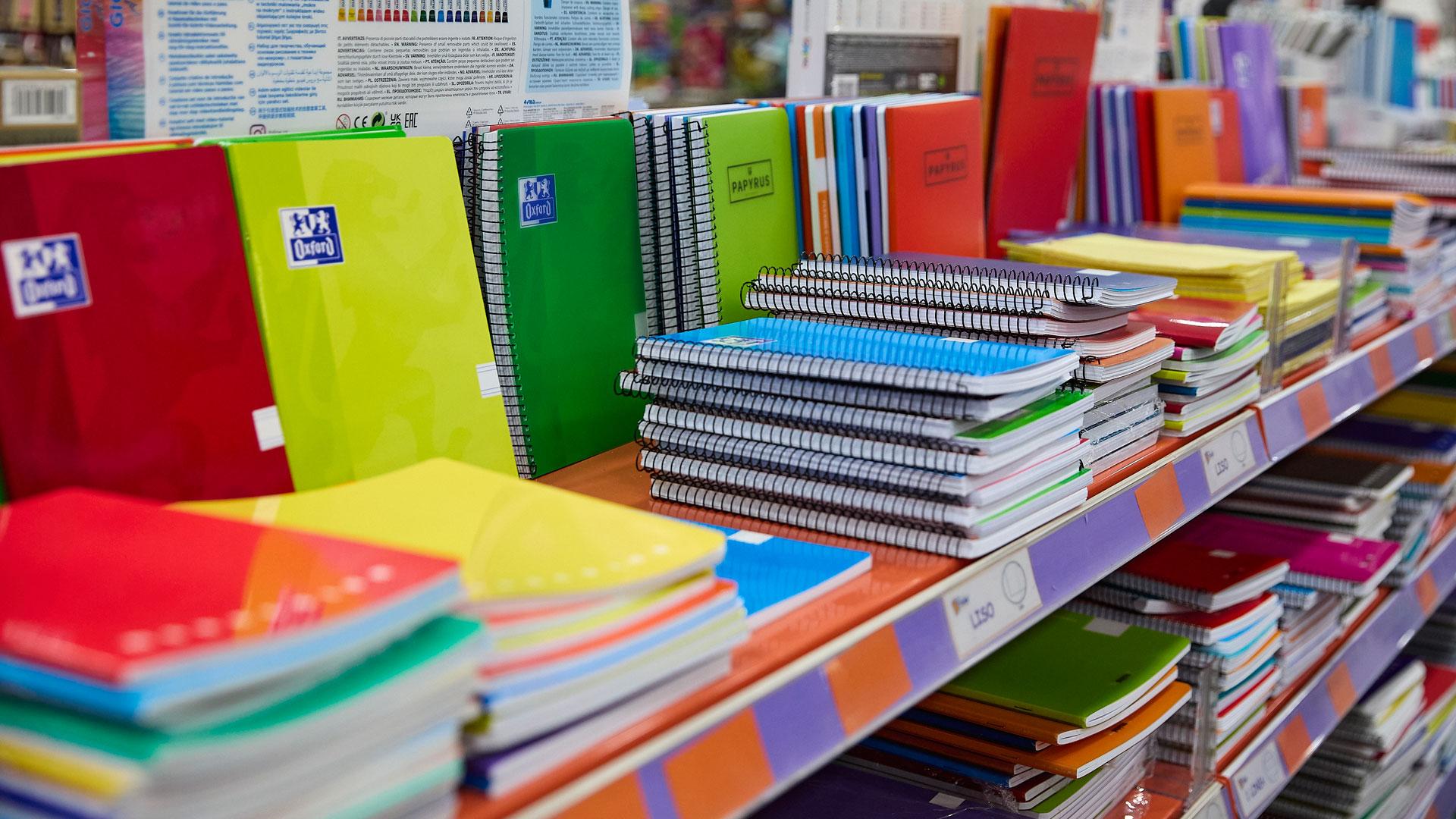 Pilas de cuadernos en una papelería para la vuelta al cole