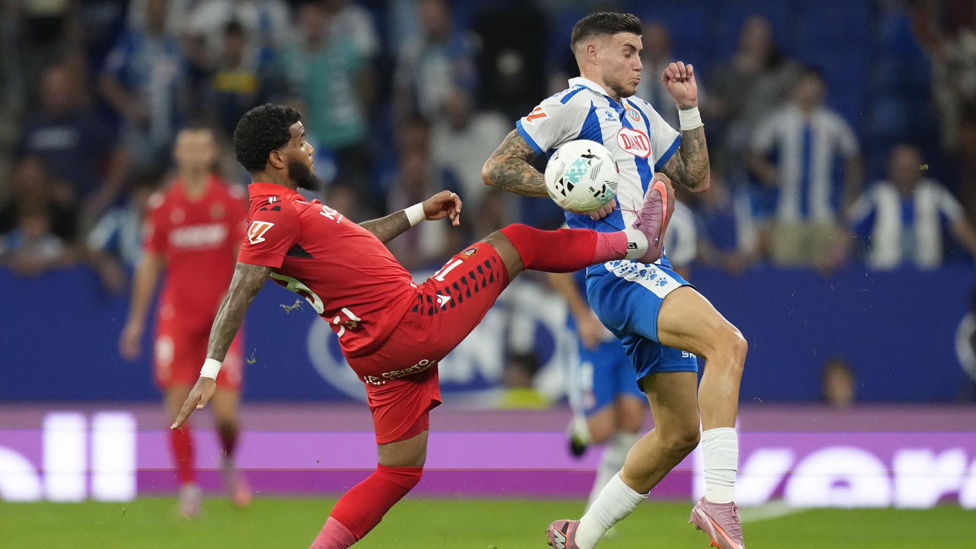 Valentin Rosier y Edu Expósito, en el partido Osasuna-Espanyol