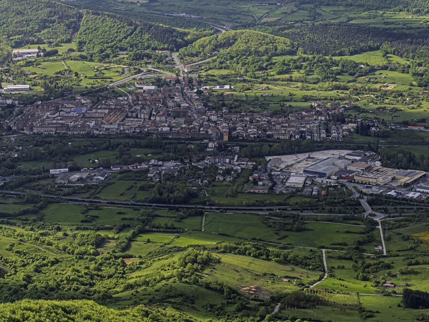 Panorámica del centro urbano de Alsasua desde la sierra de Urbasa.