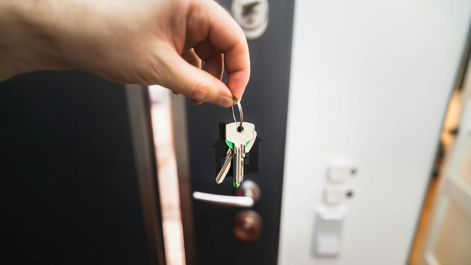 Imagen de archivo de una persona sujetando unas llaves de una vivienda