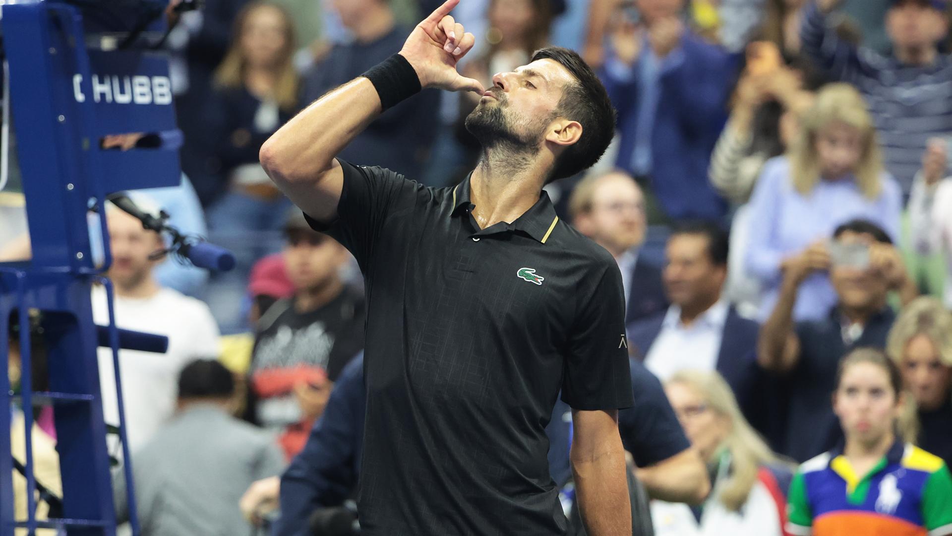 Novak Djokovic celebra su victoria sobre Taylor Fritz en el Abierto de EE UU /
