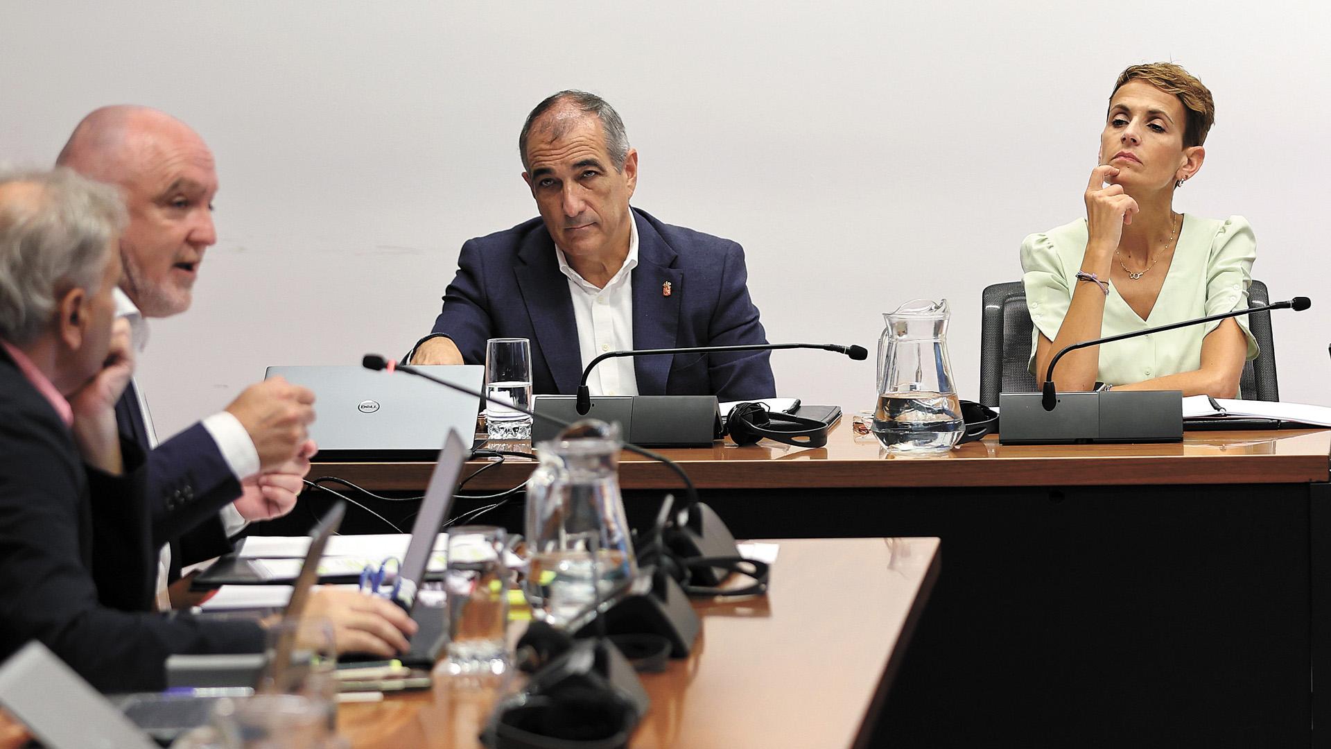 La presidenta María Chivite y el consejero Óscar Chivite escuchan a Javier Esparza, de UPN, el 30 de junio, durante su comparecencia en el Parlamento tras conocerse el informe de la UCO