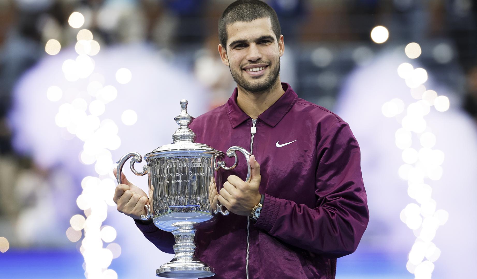 Carlos Alcaraz sujeta el trofeo que le acredita como vencedor del US Open tras derrotar a Sinner en la final /