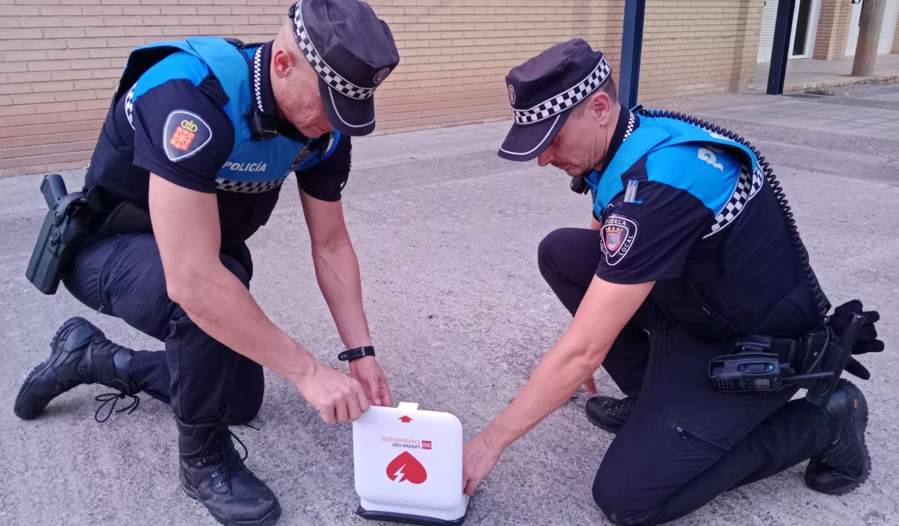 Imagen de dos agentes de la Policía Local de Tudela realizado una reanimación