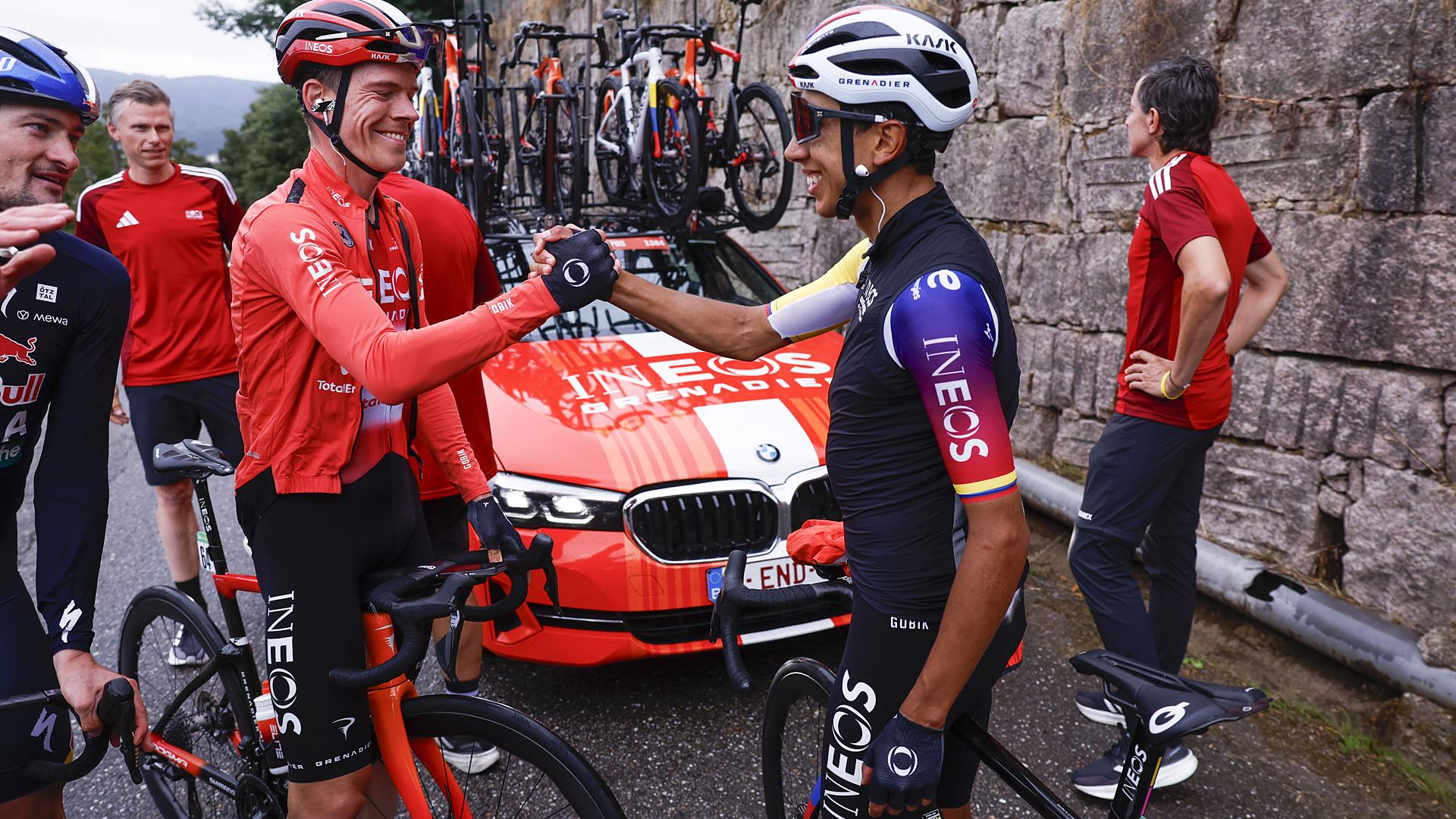 El colombiano Egan Bernal (dcha.) es felicitado por un compañero de equipo tras vencer la etapa de la Vuelta /
