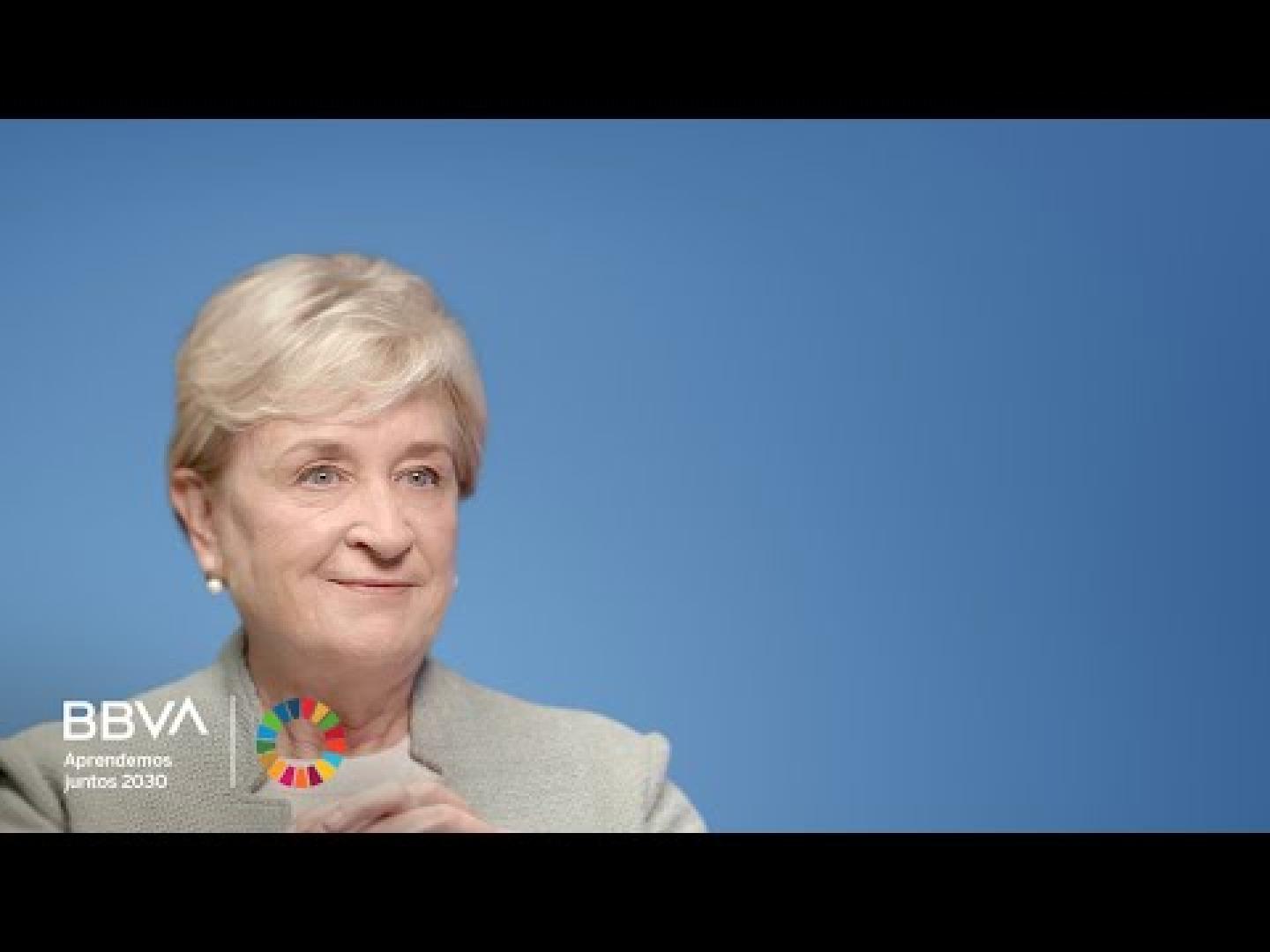 Inma Puig, psicóloga clínica, nos invita a reflexionar sobre una palabra que, según ella, nunca deberíamos dejar de usar: cuidar. A través de experiencias en el aula y conmovedoras historias reales como la del Dr. Escardó, Puig nos ofrece un testimonio poderoso sobre cómo el cuidado emocional puede transformar entornos familiares, laborales y educativos. El reconocimiento es clave, y aunque a menudo escaso, es un acto sencillo y gratuito que transforma nuestras relaciones..