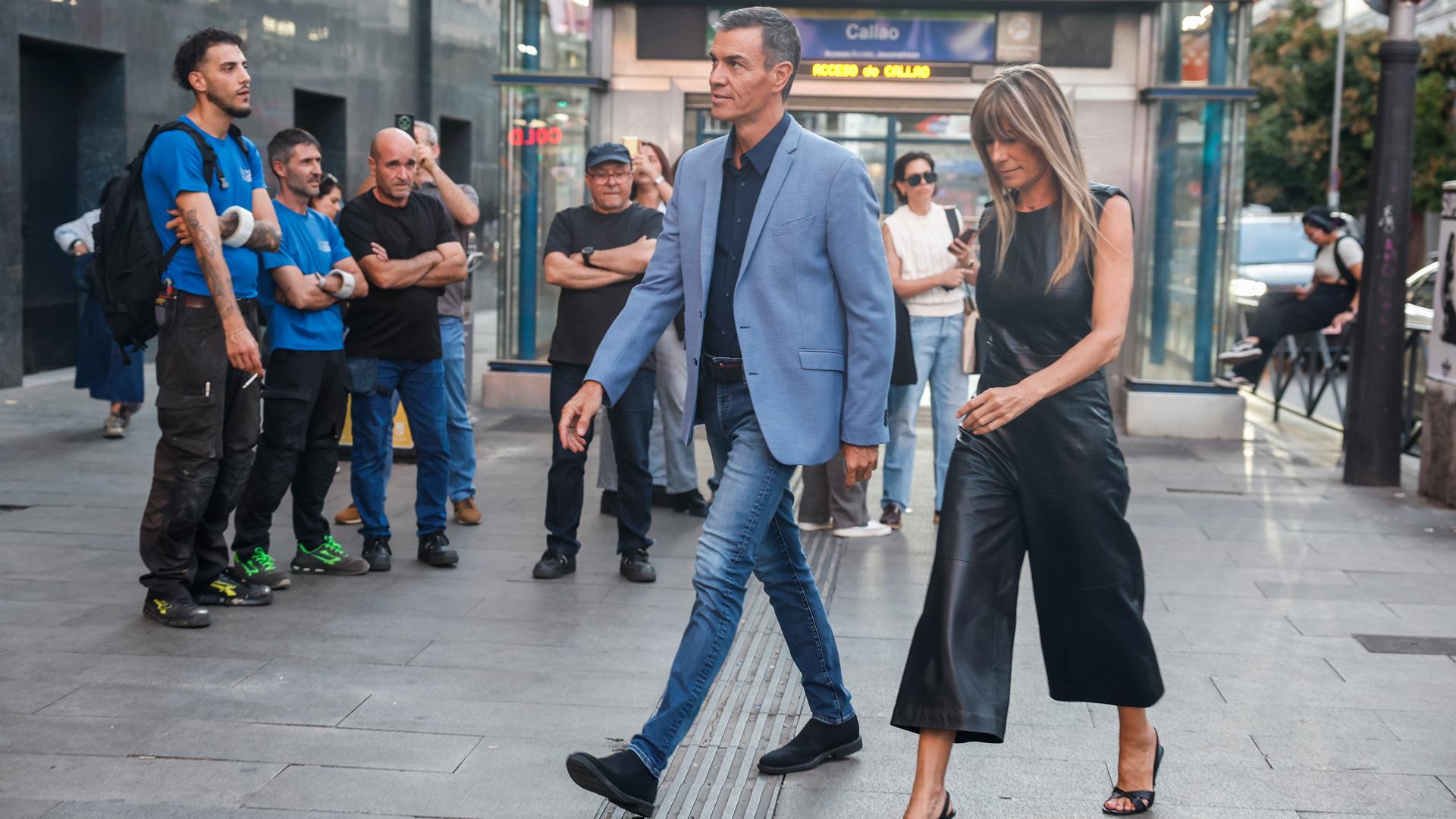 El presidente del Gobierno, Pedro Sánchez (c), y su mujer, Begoña Gómez (d)
