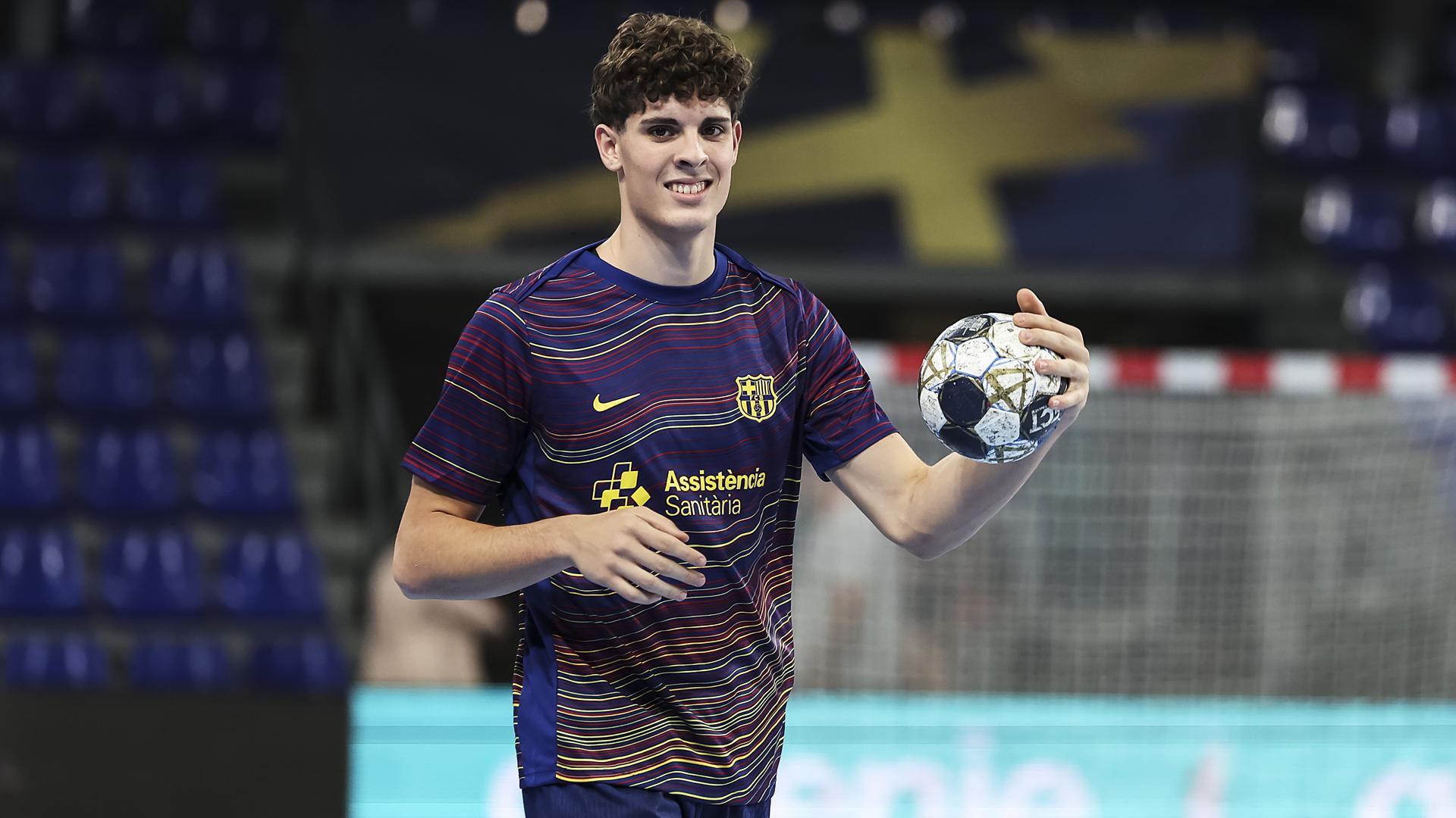 El sangüesino Adrián Sola Basterra, sonriente en el calentamiento previo al choque de Champions con el Barça/