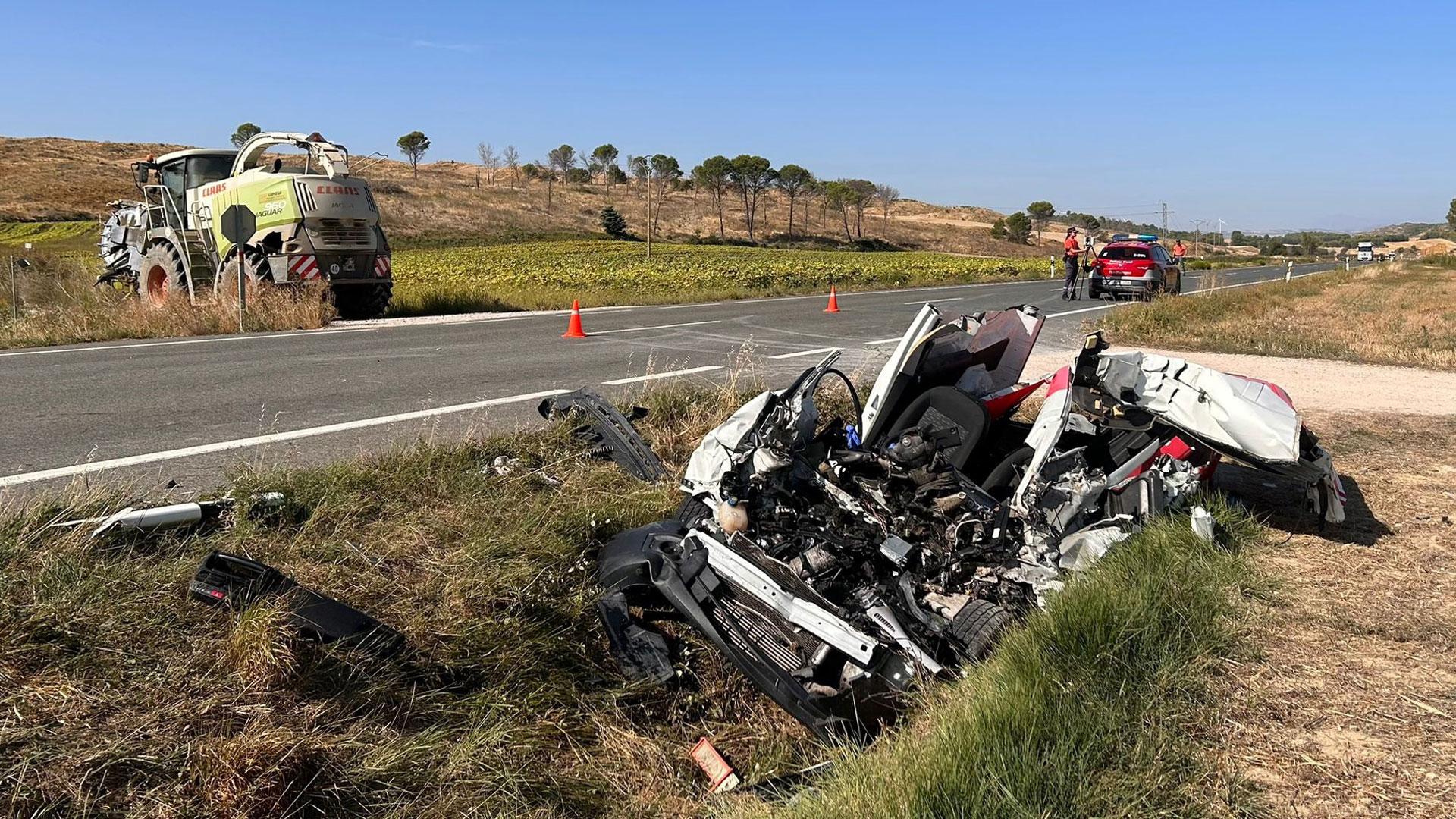 Estado en el que ha quedado la furgoneta en la que viajaba el fallecido tras chocar con una cosechadora en la NA-132 en Tafalla