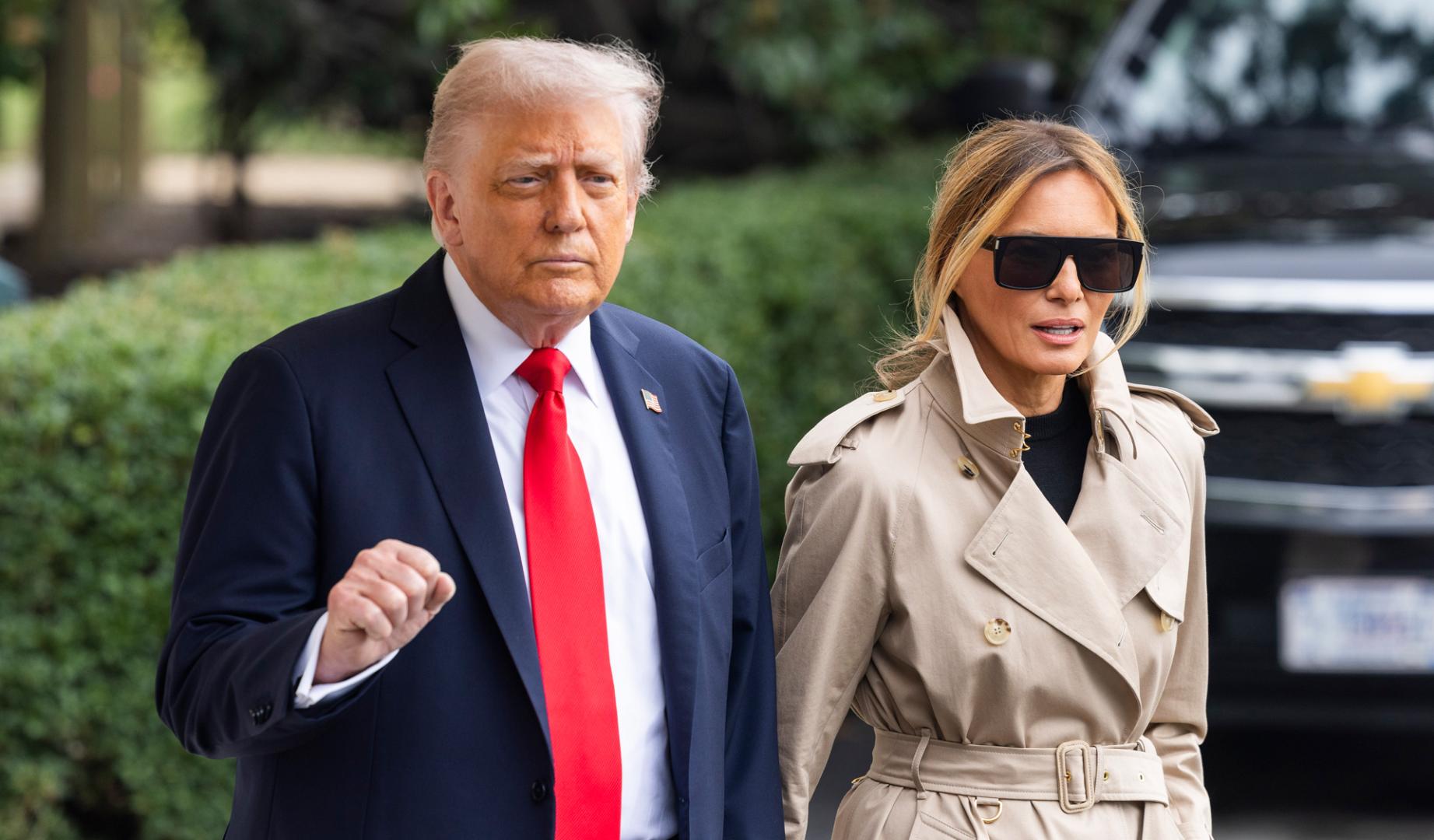 Donald Trump y su esposa, Melania, antes de tomar el vuelo hacia el Reino Unido
