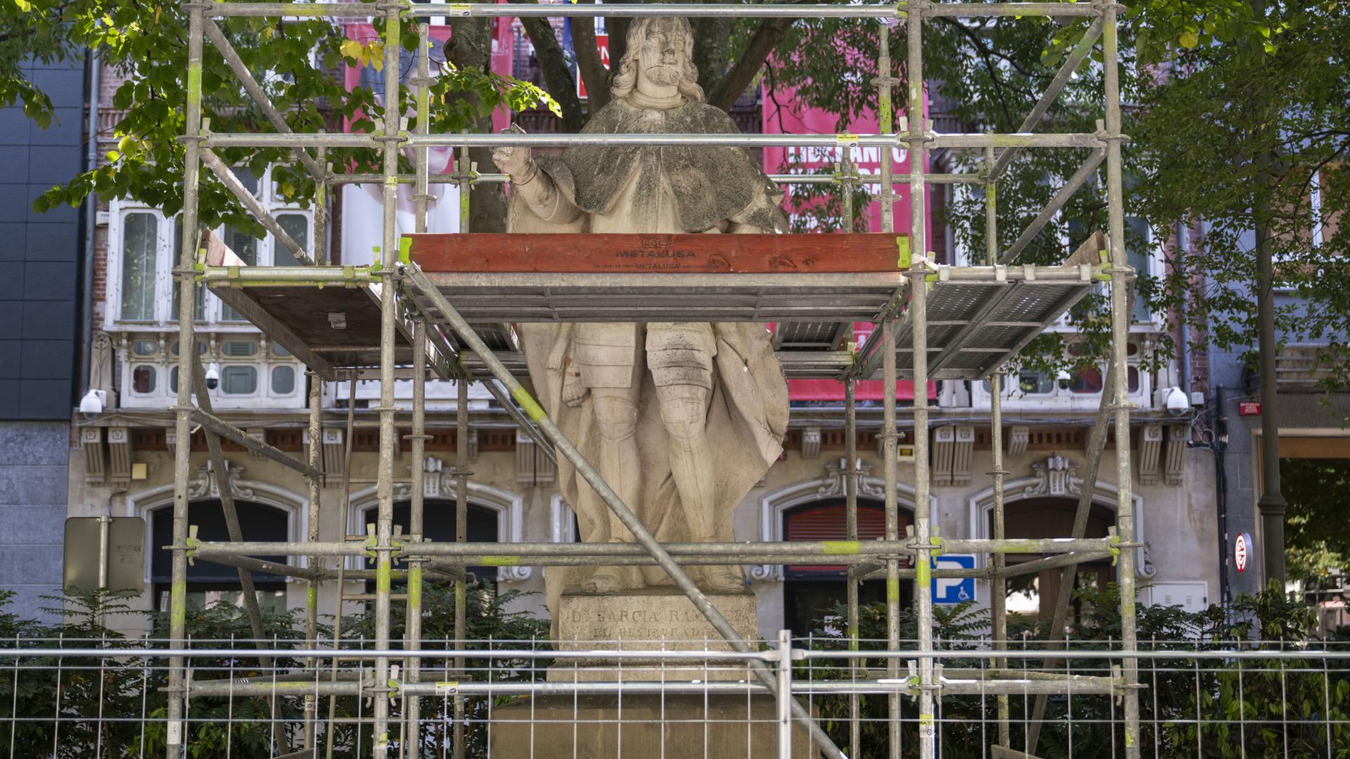 Comienzan los trabajos de restauración de las estatuas de los reyes del Paseo Sarasate.
*L: Paseo Sarasate., Pamplona.