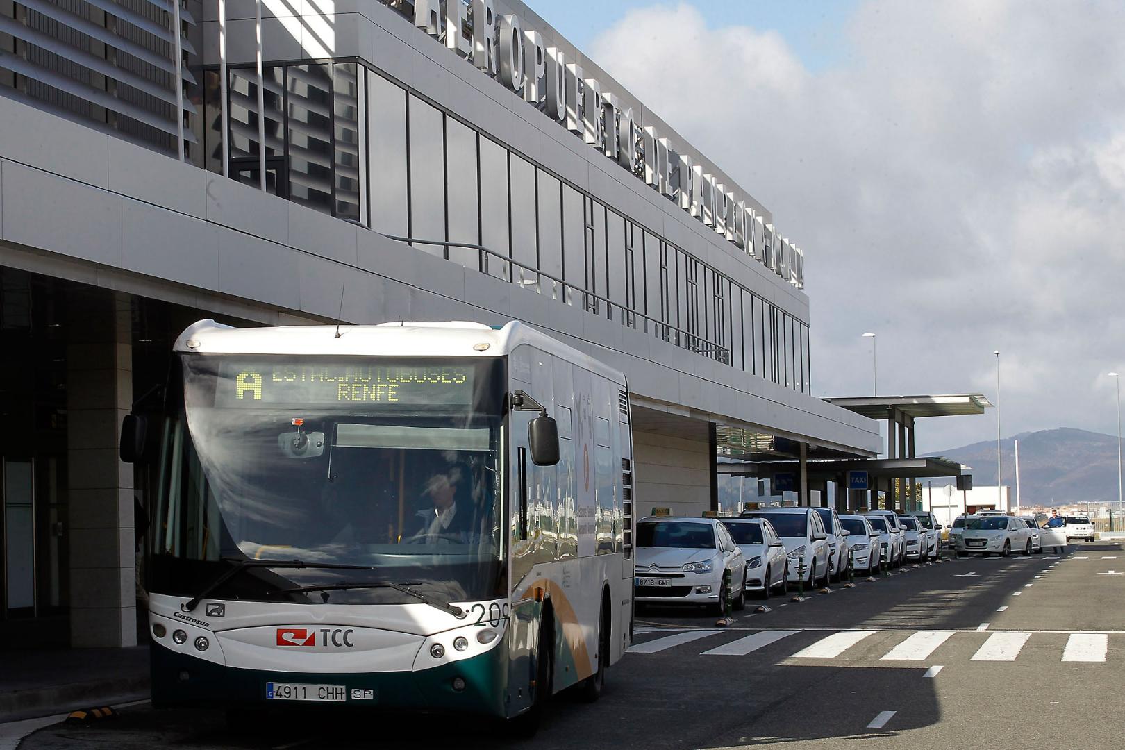 Una villavesa y varios taxis, en el exterior del aeropuerto de Noáin