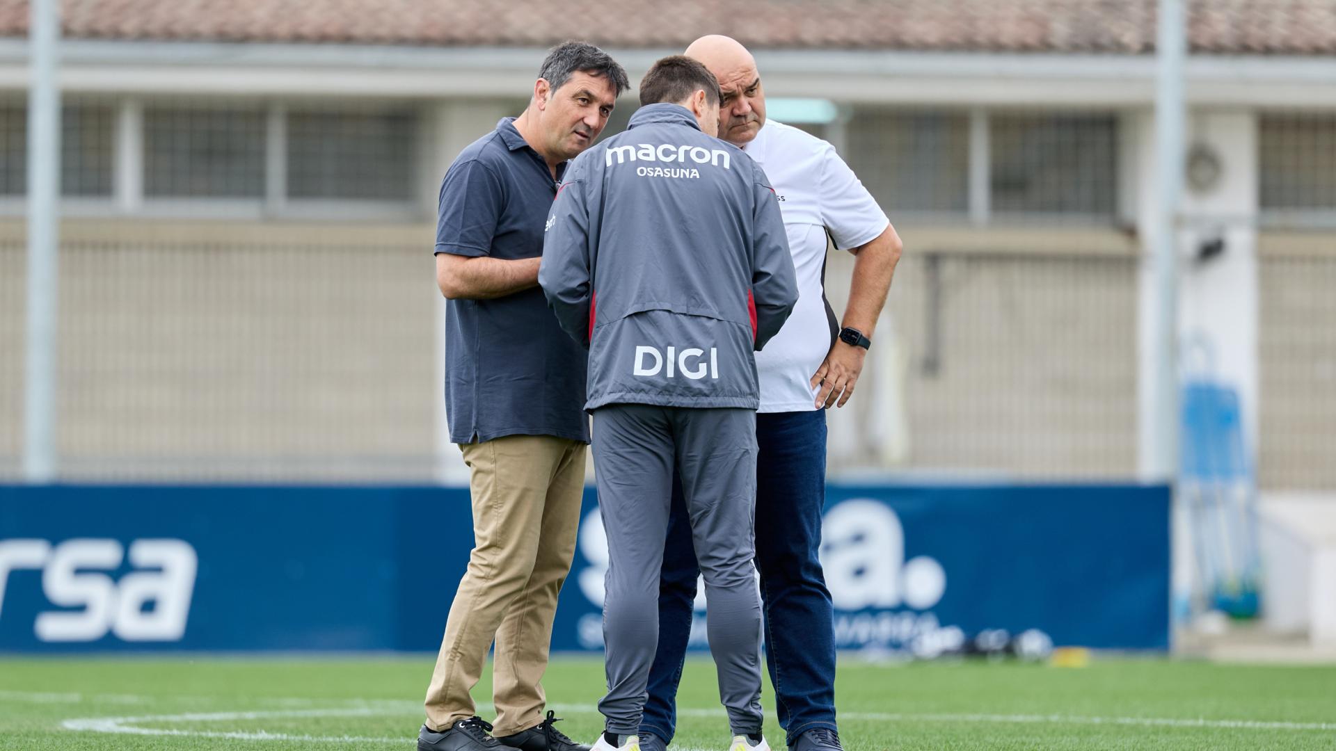 Braulio, Lisci y 'Cata' charlan sobre el césped de Tajonar